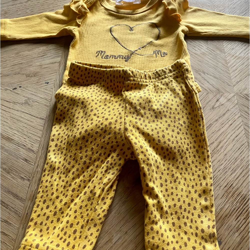 Rene Rofe:Mommy Loves Me Heart Ruffled Long Sleeve Bodysuit set. 0-3 month